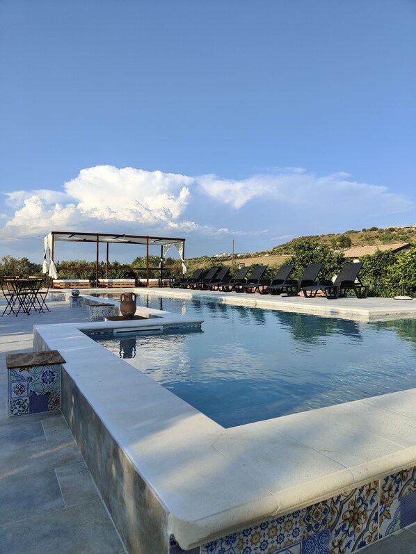 Piscine extérieure, cabanons gratuits, chaises longues