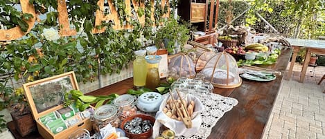 Petit déjeuner buffet (10 EUR par personne)