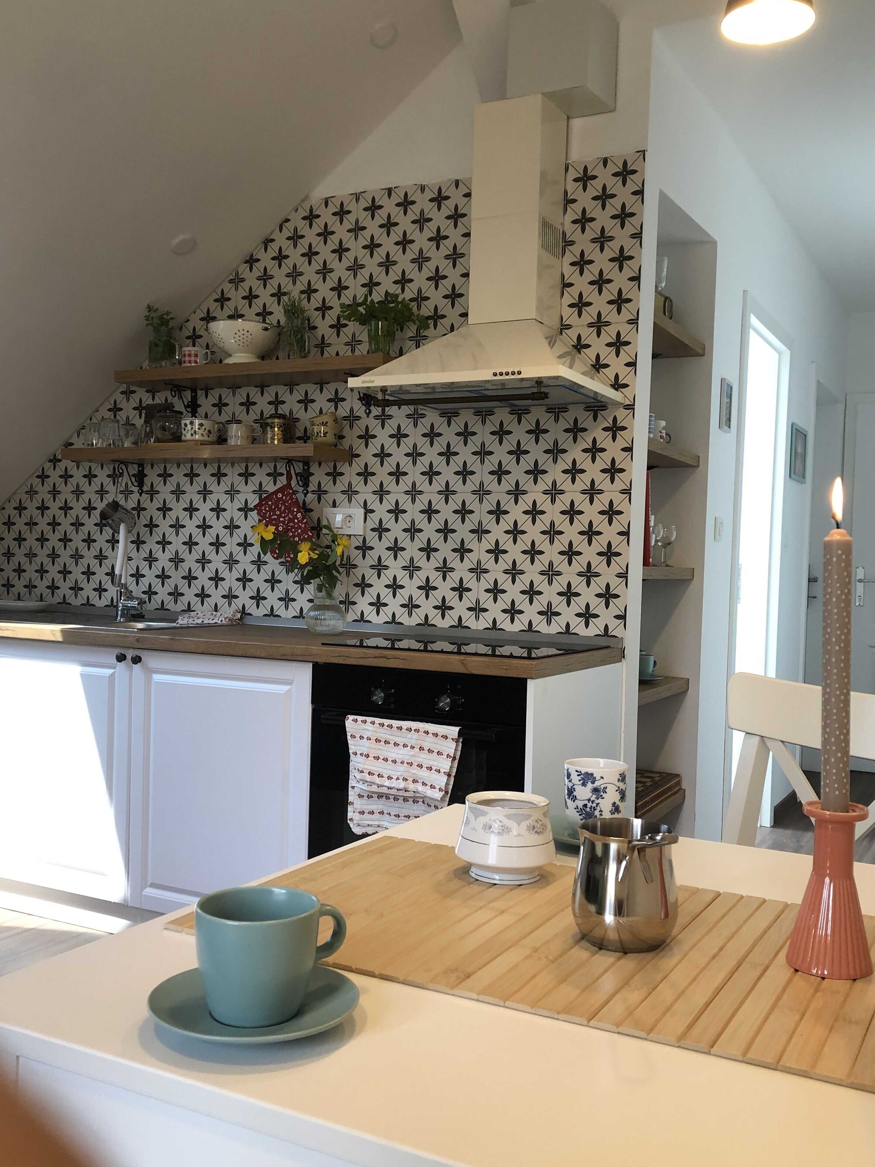 Fridge, oven, dishwasher, coffee/tea maker