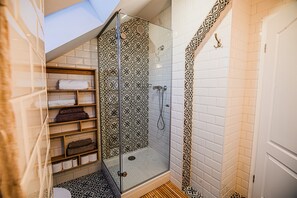 Douche, sèche-cheveux, chaussons, serviettes fournies