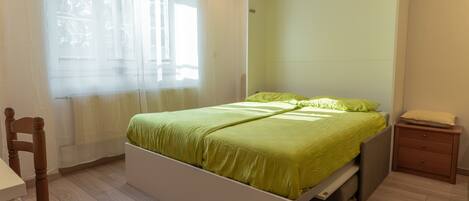 1 habitación, tabla de planchar con plancha, wifi y ropa de cama