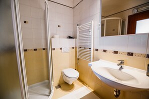 Chuveiro, secador de cabelo, toalhas de banho 