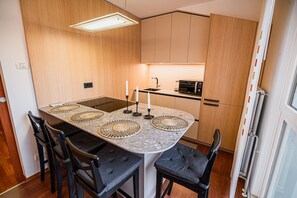 Geladeira, micro-ondas, fogão, cooktop