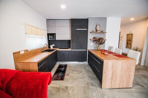 Kjøleskap, mikrobølgeovn, oppvaskmaskin og kaffetrakter/tekoker