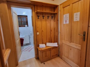 Shower, towels - One Bedroom Apartment on Krvavec ski resort (Cerklje na Gorenjskem)