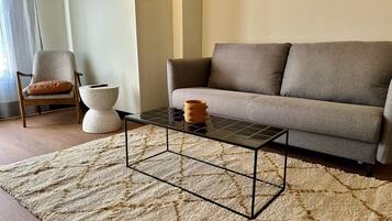 Appartement (Exterior View) | Woonkamer | Een 32-inch smart-tv met digitale zenders