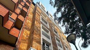 A building with a storefront labeled "BuBu" and "Vinoteca La Marca." - BUBU Apartments By Exclusive Homes (Málaga)