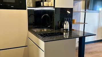 Studio (Exterior) | Bếp riêng | Tủ lạnh nhỏ, lò vi sóng, bếp nấu, dụng cụ pha cà phê/trà