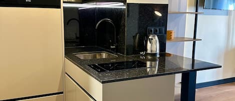 Studio (Exterior) | Private kitchen | Mini-fridge, microwave, stovetop, coffee/tea maker