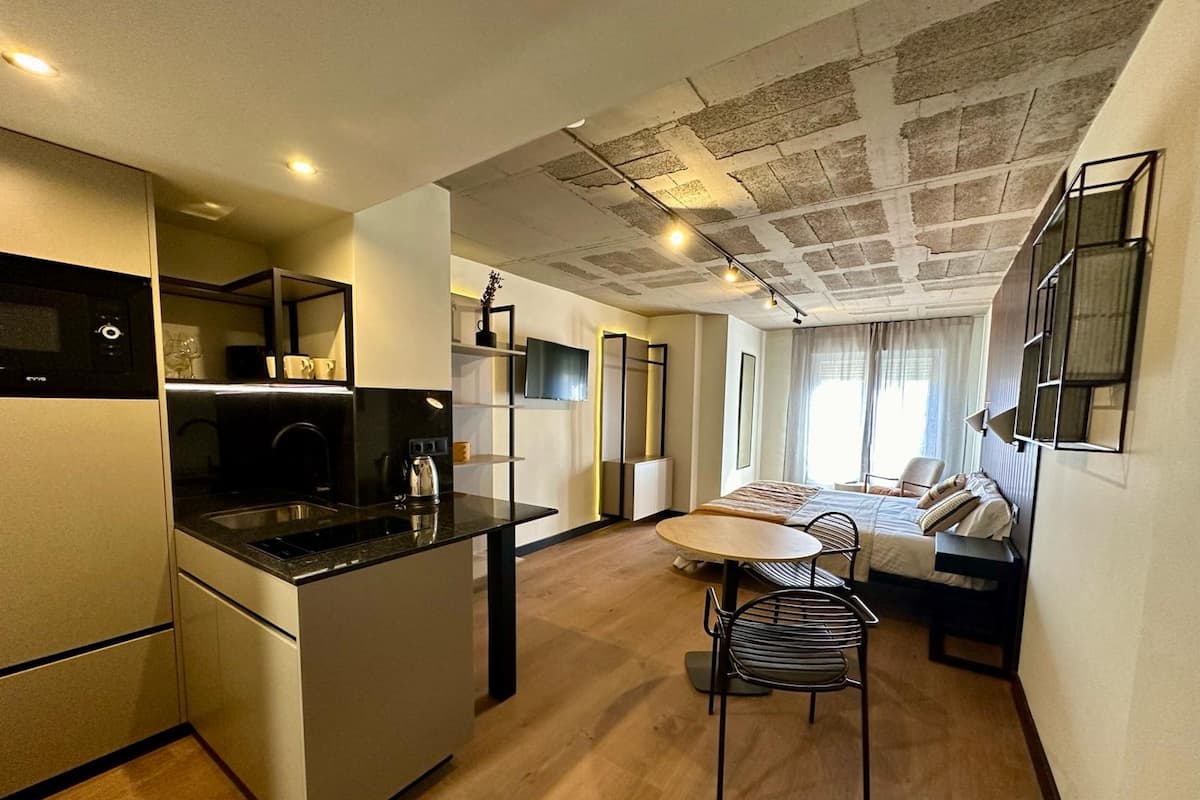 Studio (Exterior) | Living area | 32-inch Smart TV with digital channels