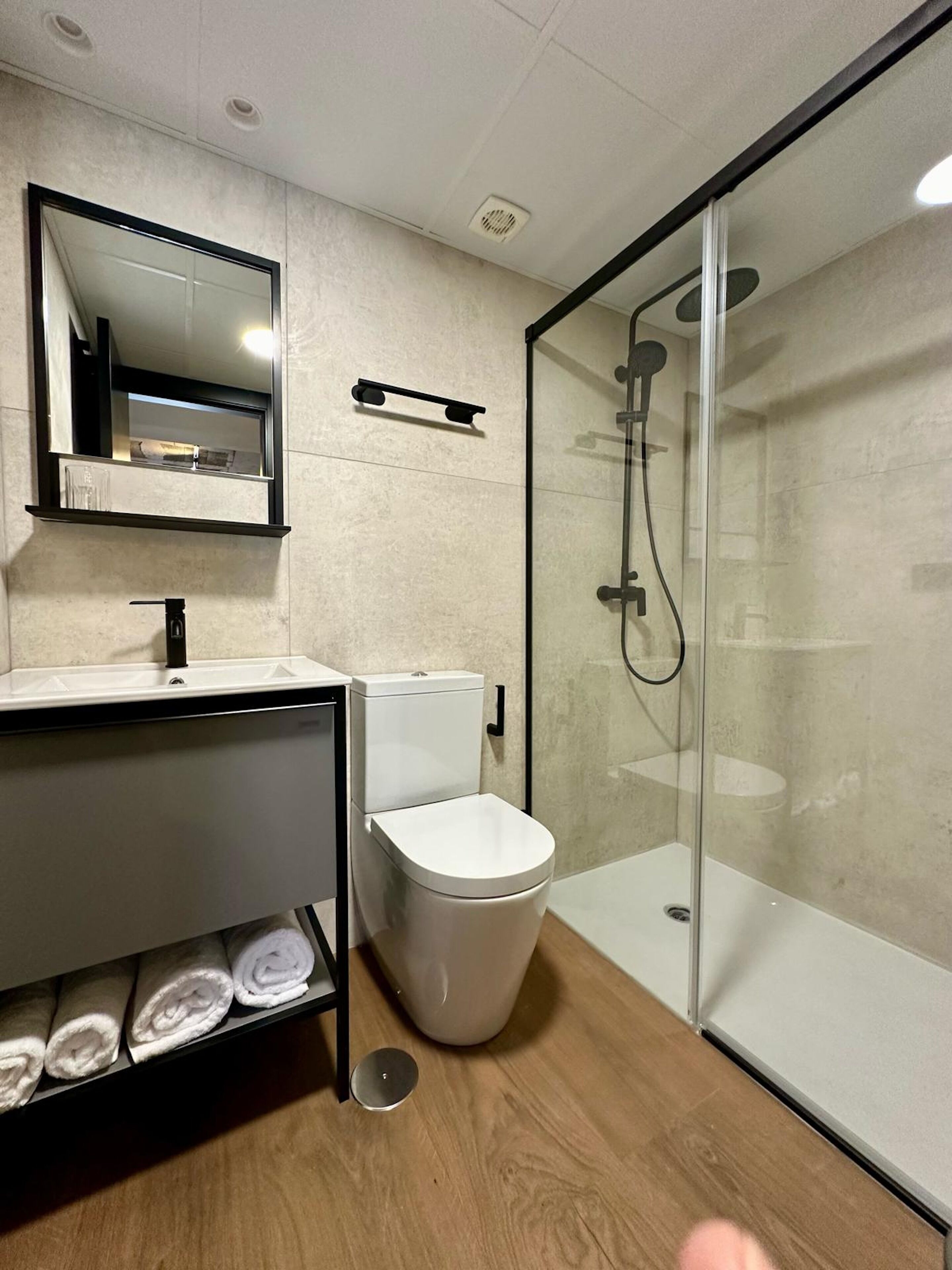 Studio (Exterior) | Salle de bain | Douche, douche à « effet pluie », sèche-cheveux, serviettes fournies