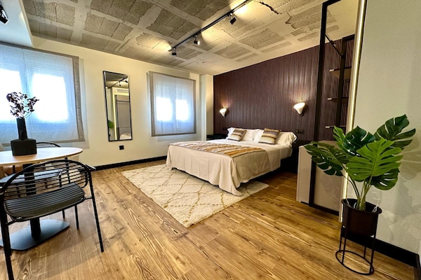 Premium bedding, down comforters, in-room safe, individually decorated