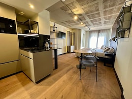 Studio (Exterior) | Private kitchen | Mini-fridge, microwave, stovetop, coffee/tea maker