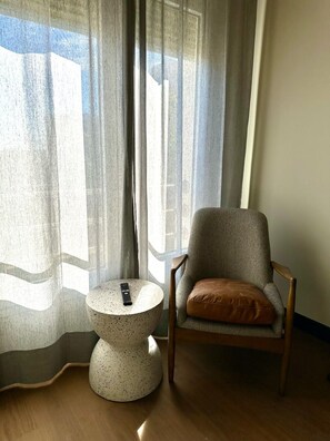 Studio (Exterior) | Living room | 32-inch Smart TV with digital channels