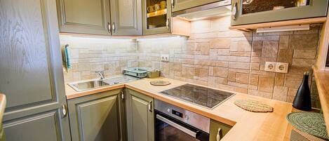 Réfrigérateur, un four, grille-pain, vaisselle et ustensiles