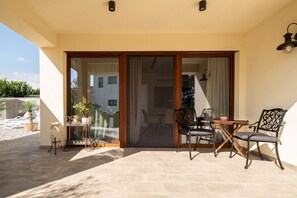 Outdoor dining - One Bedroom Apartment with Terrace and shared pool (Sezana)