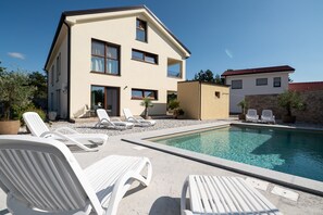 Pool - One Bedroom Apartment with Terrace and shared pool (Sezana)