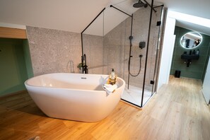 Douche, sèche-cheveux, serviettes fournies