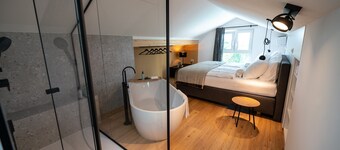 Three Bedroom Apartment with Balcony and pool