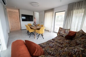 TV - Three Bedroom Apartment with Balcony and pool (Sezana)