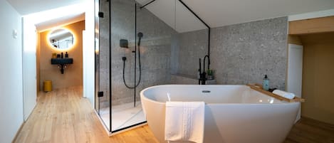 Douche, séchoir à cheveux, pantoufles, serviettes fournies