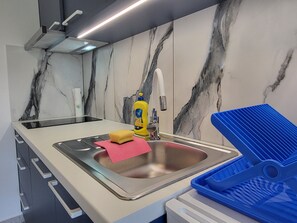 Fridge, microwave, coffee/tea maker, cookware/dishes/utensils - Holiday Home Gloria by a Natural Swimming Pool (Kozje)