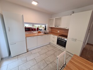 Frigorífico, microondas, horno y placa de cocina