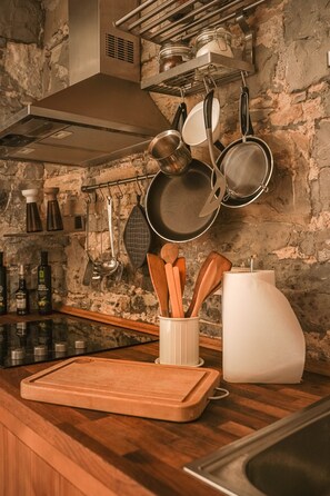 Refrigerador, horno y utensilios de cocina 