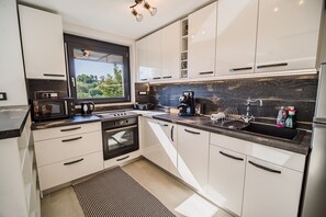 Jääkaappi, mikroaaltouuni, uuni, astianpesukone