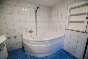 Secadora de cabello, toallas, jabón, papel de baño 