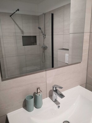 Een douche, een haardroger, handdoeken, zeep