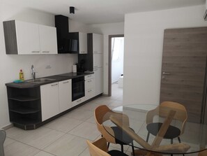 Kjøleskap, ovn, kokeplater og oppvaskmaskin