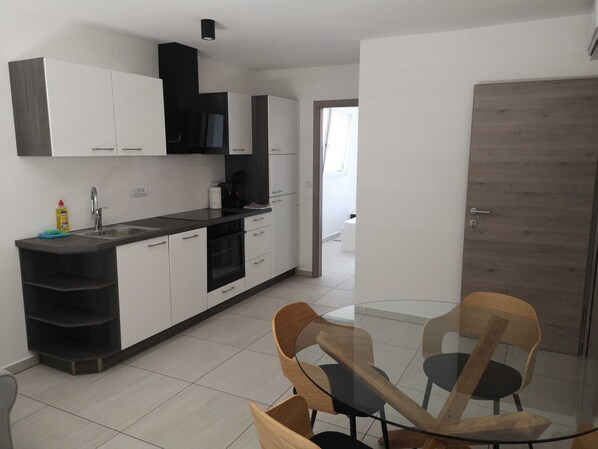 Fridge, oven, stovetop, dishwasher