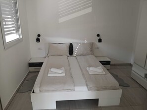 1 soverom, strykejern/-brett, internettilgang og sengetøy