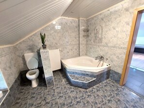Towels, shampoo, toilet paper