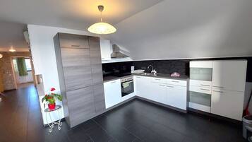 Fridge, oven, stovetop, cookware/dishes/utensils