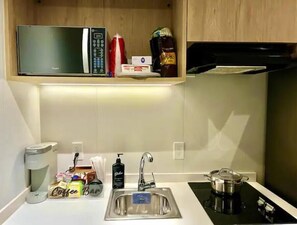 Batterie de cuisine, vaisselle et ustensiles