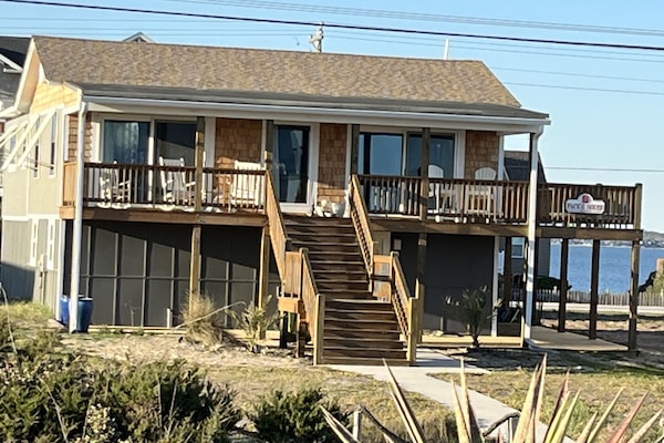 Front of cottage facing the ocean.