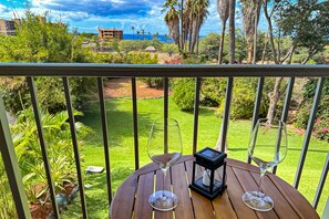 Outdoor dining - 2nd-floor condo with amazing ocean views, private lanai, & updated interior (Kihei)