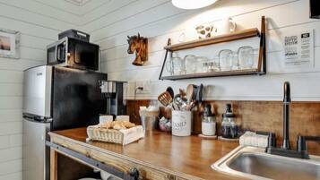 Kühlschrank, Mikrowelle, Herdplatte, Wasserkocher mit Kaffee-/Teezubehör