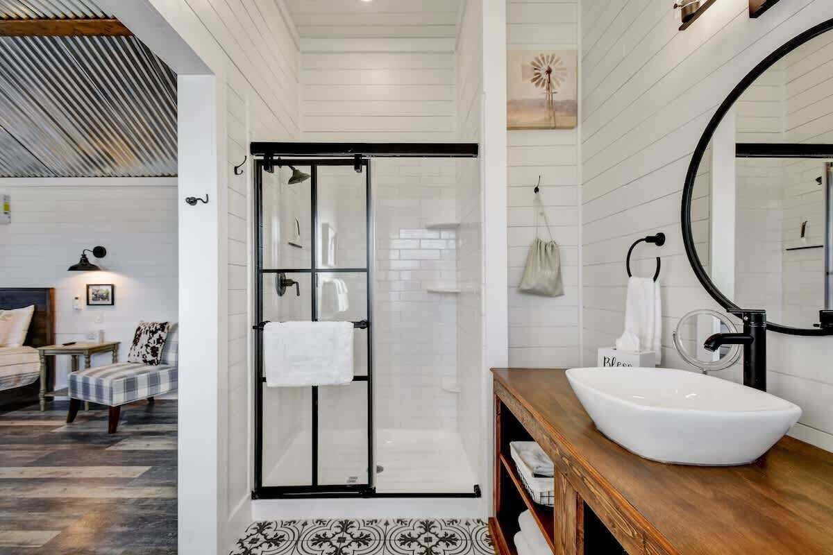 Shower, hair dryer, towels, shampoo