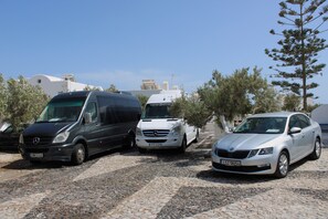 Airport shuttle - The Three Anchors Rooms (Santorini)