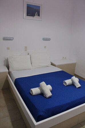 Free WiFi, bed sheets - The Three Anchors Rooms (Santorini)