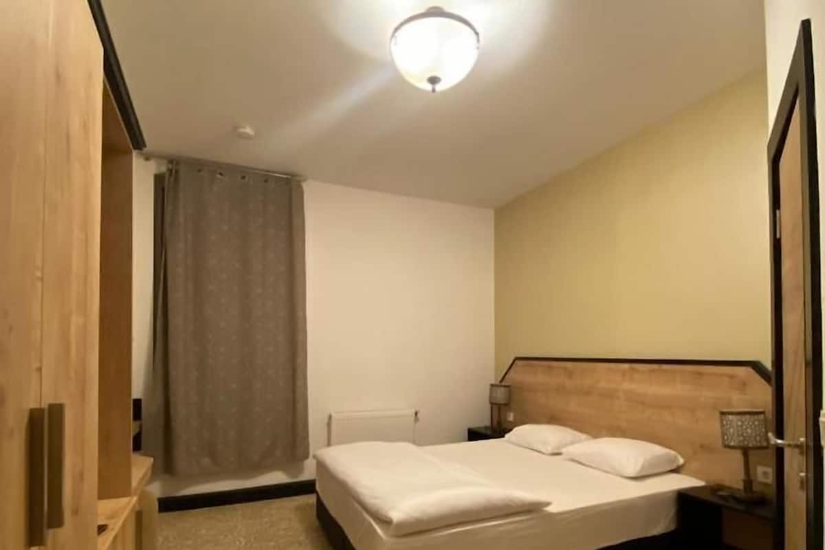 Basic Double Room, 1 Queen Bed | Desk, free WiFi
