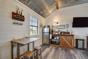 Frigorífic, microones, placa de cuina i cafetera i tetera 