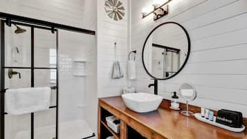 淋浴设施、吹风机、毛巾、肥皂