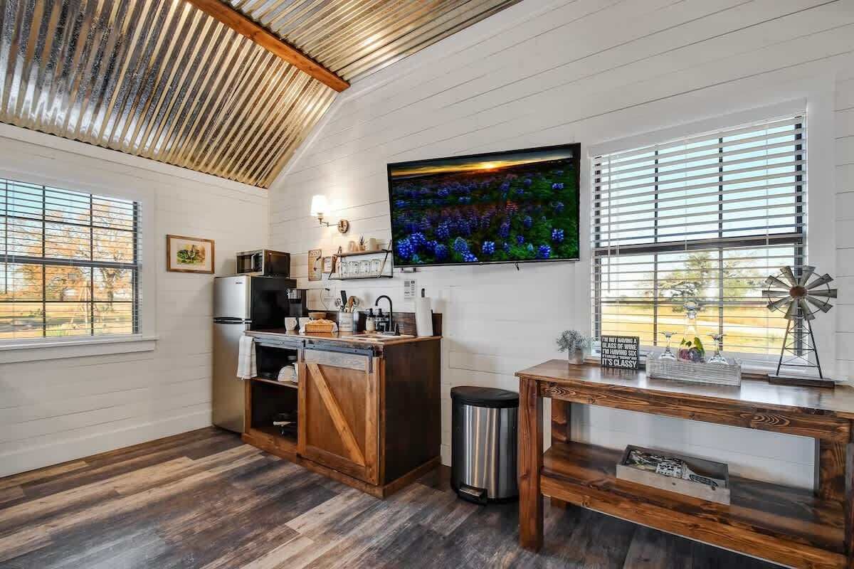 Kühlschrank, Mikrowelle, Herdplatte, Wasserkocher mit Kaffee-/Teezubehör