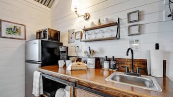 Frigorífic, microones, placa de cuina i cafetera i tetera