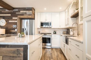 Kylskåp, mikrovågsugn, ugn och spishäll