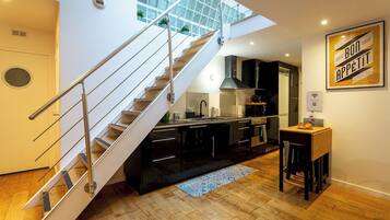 Een koelkast, een vaatwasser, een koffiezetapparaat/waterkoker